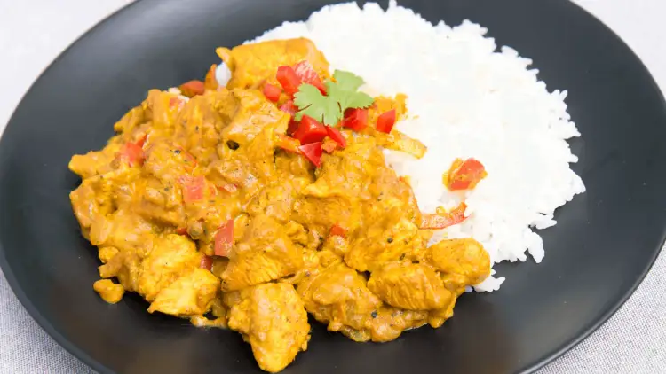 Pyszny kurczak w sosie curry z ryżem. Prosty przepis na szybki obiad.