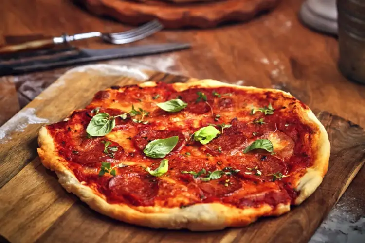 Najlepsze dodatki do pizzy z salami, które zaskoczą Twoje kubki smakowe