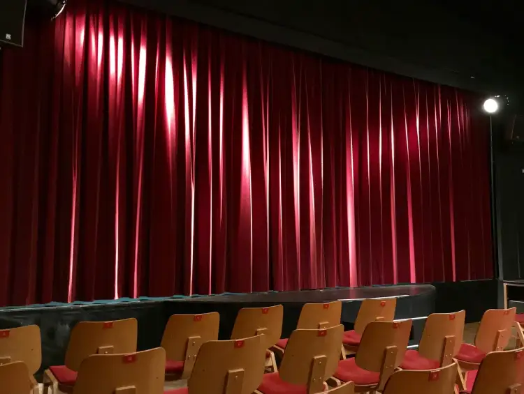 Rola nowoczesnych technologii w wyposażeniu sal teatralnych i widowiskowych