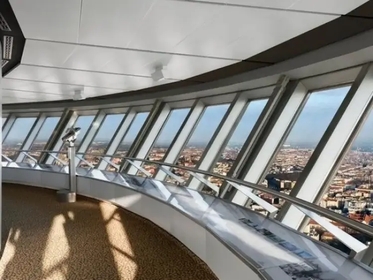 Widok z wieży telewizyjnej w Berlinie. Bilety na górę zapewniają panoramiczne widoki miasta.