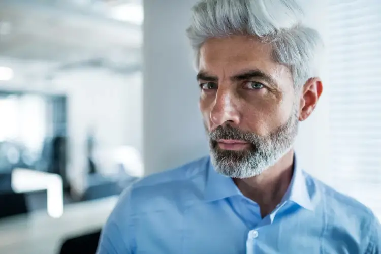 Graue Haare Männer: Coole Frisuren & Pflege für den Silver Fox Look