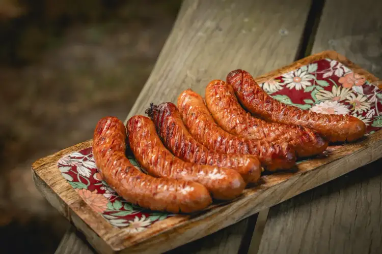 Idealna kiełbasa na grilla, rumiana i soczysta, czeka na rozkoszowanie się smakiem.