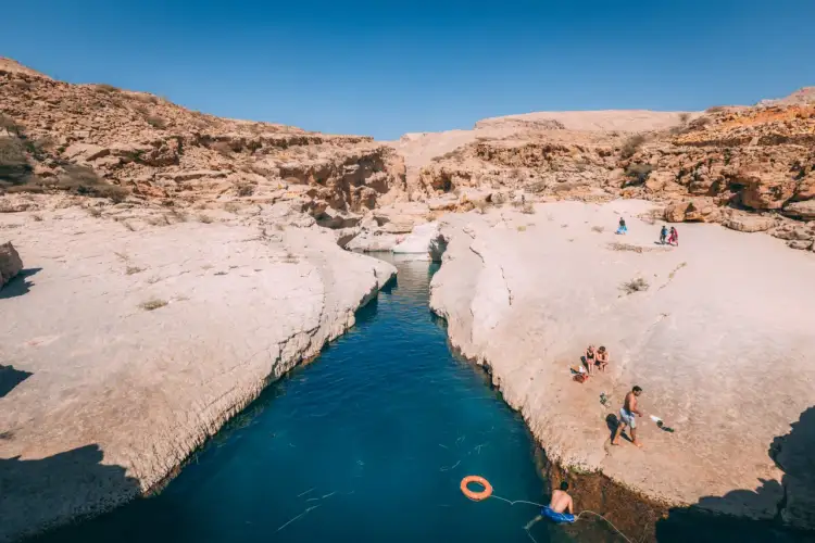 Wadi Shab w Omanie, idealne miejsce na ochłodę. Kiedy najlepiej jechać do Omanu? W chłodniejszych miesiącach, od października do kwietnia.