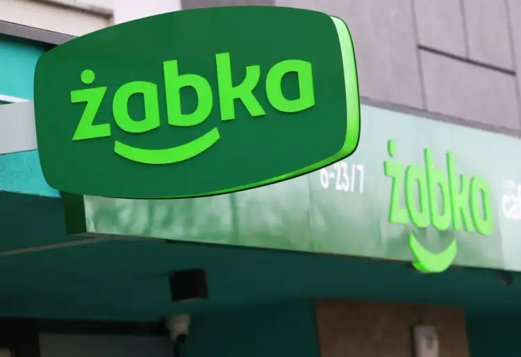 Zielony szyld Żabki. Zastanawiasz się, ile zarabia pracownik Żabki netto? Sprawdź aktualne oferty pracy!
