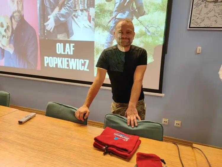 Olaf Popkiewicz, którego wiek jest tajemnicą, prezentuje swoje dokonania. Na ekranie jego imię i nazwisko.