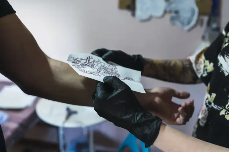 Jak dbać o tatuaż? Kompleksowy przewodnik po gojeniu