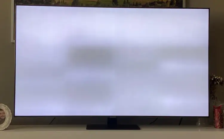 Smugi i nierównomierne podświetlenie ekranu to skutki wyboru taniego telewizora spoza rankingu, jakość matrycy pozostawia wiele do życzenia.
