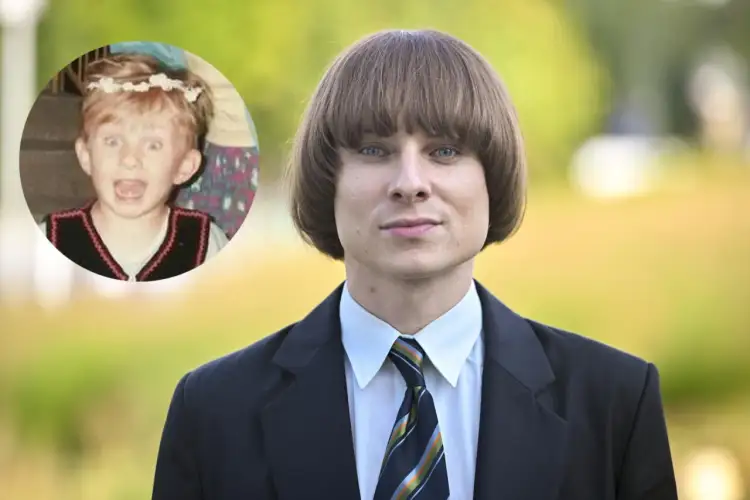 Ralph Kaminski bez peruki, z dziecięcym zdjęciem w tle.