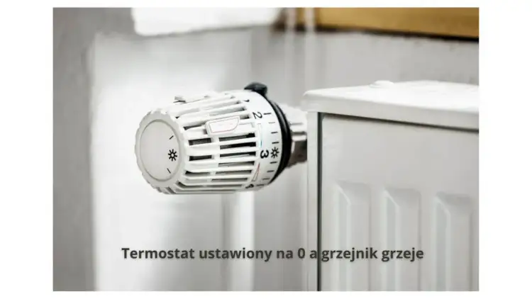Biały termostat na grzejniku ustawiony na 0. Czy termostat ma wpływ na ogrzewanie? Tak, reguluje temperaturę.