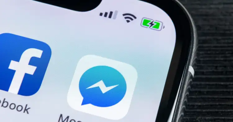 Ikona Messengera na ekranie telefonu. Chcesz wiedzieć, jak pobrać zdjęcia z Messengera na telefon?