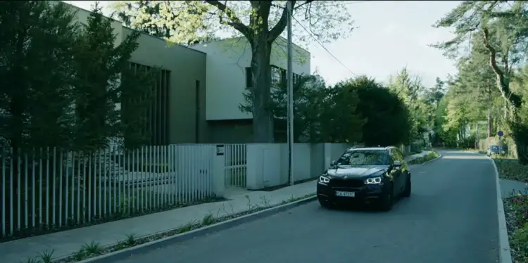 Czarny SUV podjeżdża pod nowoczesną willę. To właśnie tutaj gdzie kręcili, sprawa się rypła.