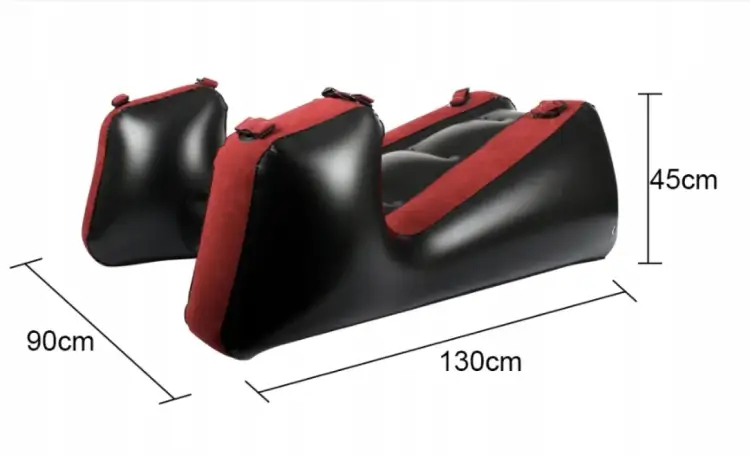 Nadmuchiwane meble do seksu w kolorze czarno-czerwonym, z podanymi wymiarami: 130cm długości, 90cm szerokości i 45cm wysokości.