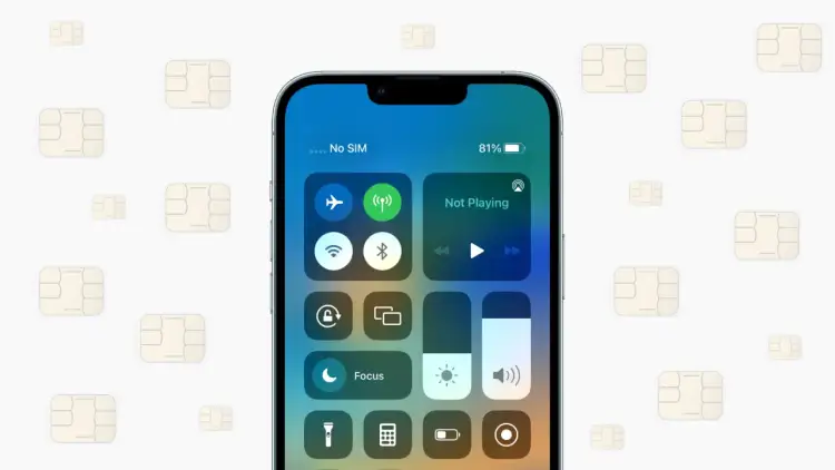 iPhone z komunikatem "No SIM" otoczony przez karty SIM.