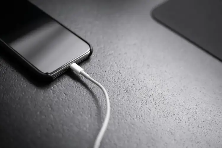 Telefon widzi ładowarkę, ale nie ładuje. Kabel podłączony, a procenty stoją w miejscu. Frustrujące!