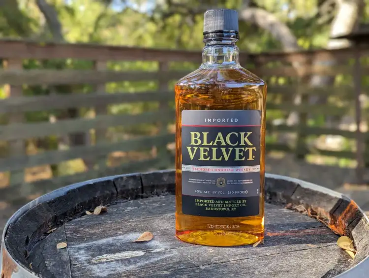 Butelka Black Velvet, kanadyjskiej whisky leżakującej w dębowych beczkach. Co to znaczy black velvet? To gładkość i bogactwo smaku.