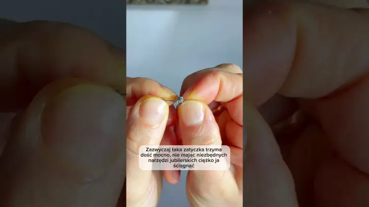 Jak zdjąć zapięcie od kolczyka bez ryzyka uszkodzenia?