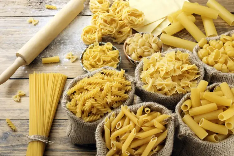 Różne rodzaje makaronów: spaghetti, fusilli, penne, farfalle, conchiglie, rigatoni i tagliatelle. Wiele marek oferuje szeroki wybór rodzajów spaghet i innych kształtów.