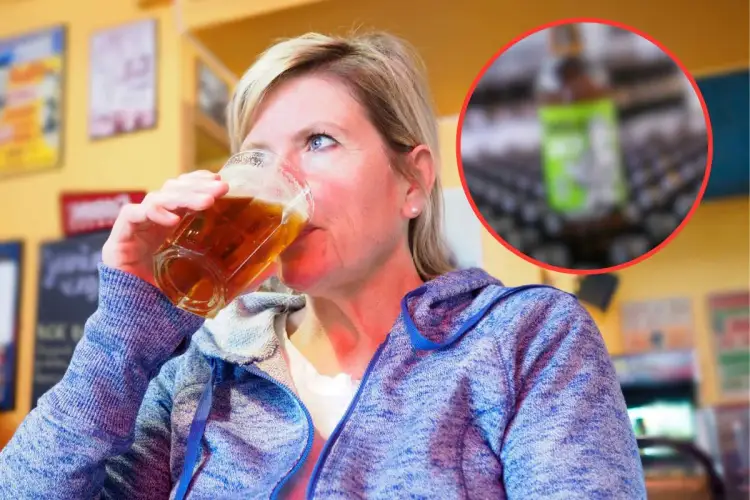 Kobieta pije piwo, które może mieć nieprzyjemną kwasowość z powodu brudnej instalacji w barze.