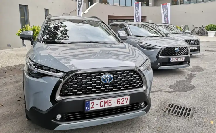 Szare Toyoty Corolla Cross 2025 stoją obok siebie.