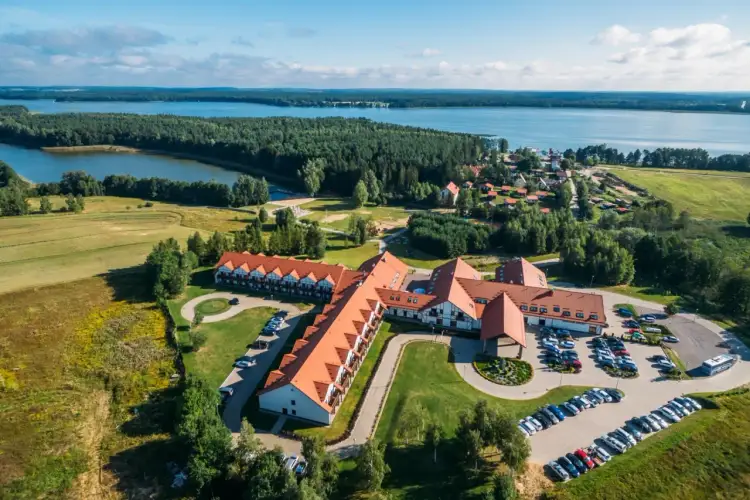 Hotel na Mazurach z widokiem na jezioro – jak wybrać miejsce na wypoczynek dla par i rodzin