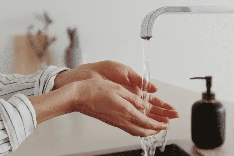 Skąd ciepła woda w bloku? Odkryj tajemnice systemu grzewczego