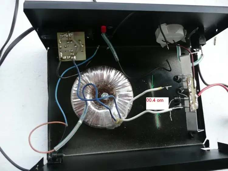 Prostownik Romstan jak ładować akumulator bez ryzyka przeładowania