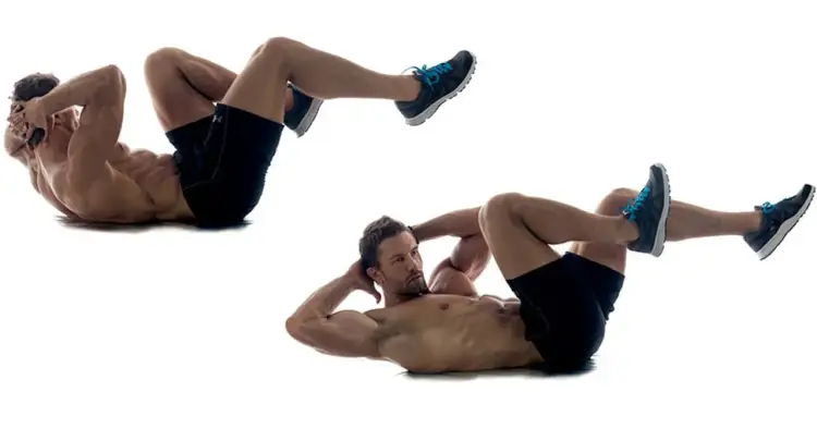 Mężczyzna wykonuje ćwiczenia na skośne brzucha, leżąc na plecach z nogami ugiętymi w kolanach i uniesionymi.