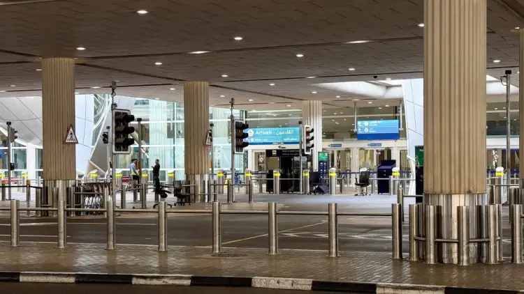 Puste lotnisko w Dubaju, oznaki "Arrivals" i sygnalizacja świetlna. Koronawirus w Dubaju wpłynął na ruch lotniczy.