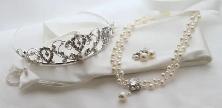 Jaka biżuteria do sukni ślubnej? Oto sekrety idealnego dopasowania