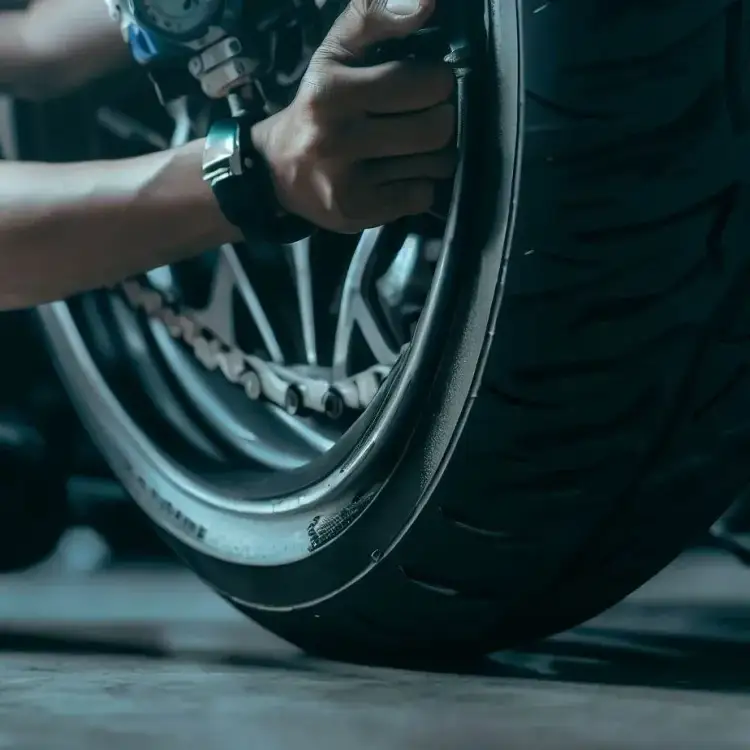 Ile ciśnienia w oponach motocyklowych? Uniknij niebezpieczeństw na drodze