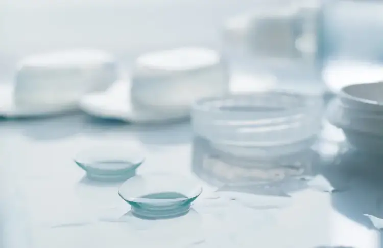 Czy soczewki można przechowywać w wodzie? Uniknij poważnych zagrożeń dla oczu