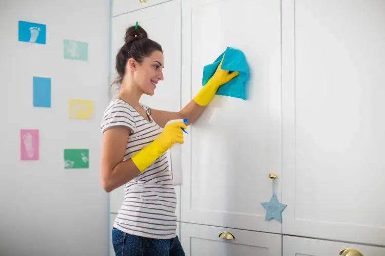 Skuteczne sposoby na to, czym zmyć naklejkę z mebli bez uszkodzeń
