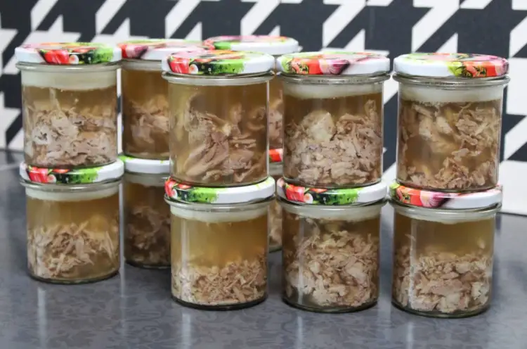 Słoiki z galaretą mięsną, gotowe do przechowywania. Oto jak zrobić żelatynę do garmażerki.