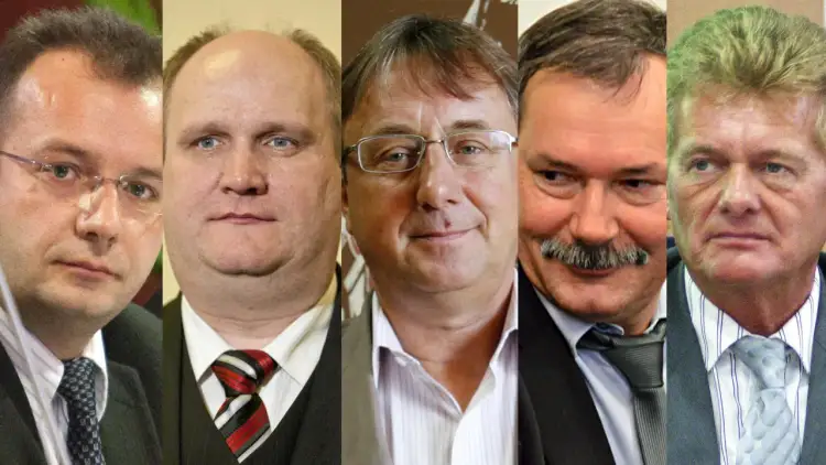 Pięciu mężczyzn w garniturach. Czy to oni decydują, ile zarabia członek zarządu spółdzielni mieszkaniowej?