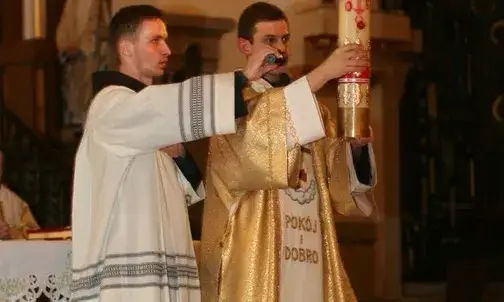 Czy liturgia wigilii paschalnej zwalnia z mszy w niedzielę?