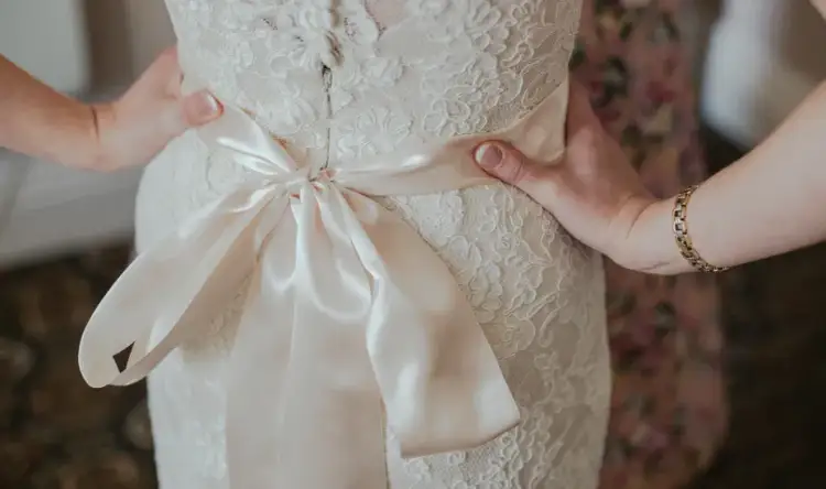 Jak przechowywać suknię ślubną, by uniknąć jej zniszczenia?