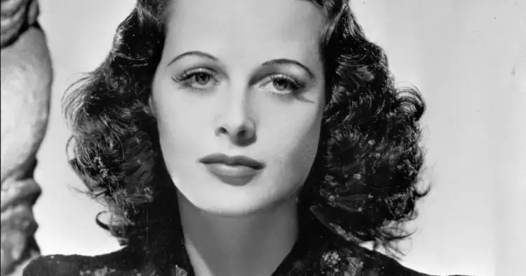 Portret Hedy Lamarr, aktorki i wynalazczyni, która współtworzyła technologię, będącą podstawą Wi-Fi.