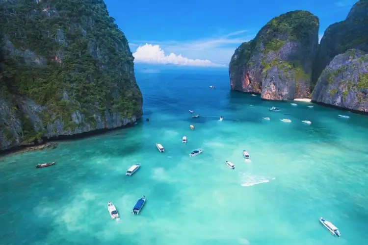 Rajska zatoka z turkusową wodą, łodziami i skalistymi wyspami. Idealne miejsce na wakacje all-inclusive, soft.