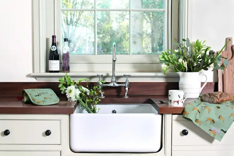 Co na parapet w kuchni? Butelka wina, kwiaty, kubek z psami i zielona ściereczka z tym samym motywem.