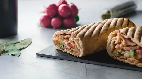 Kebab w bułce czy tortilla – co wybrać dla zdrowszego posiłku?