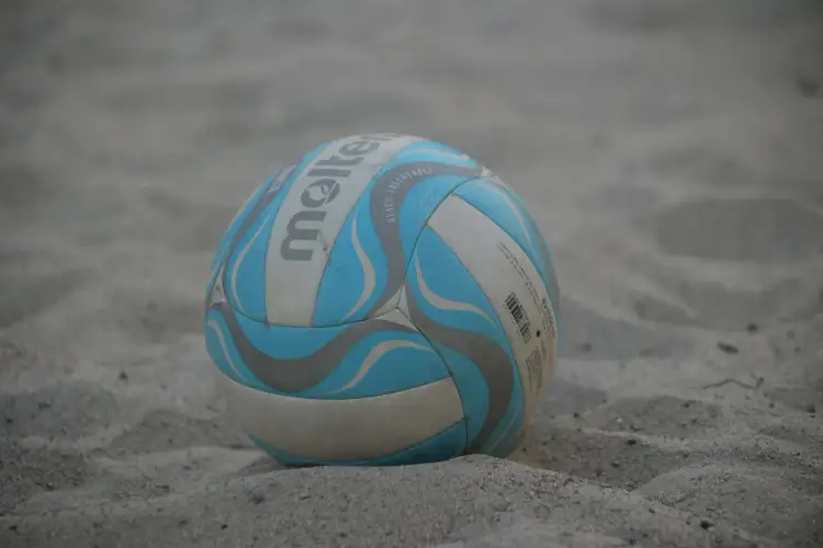 Jaką piłkę do siatkówki plażowej wybrać, aby uniknąć rozczarowania?