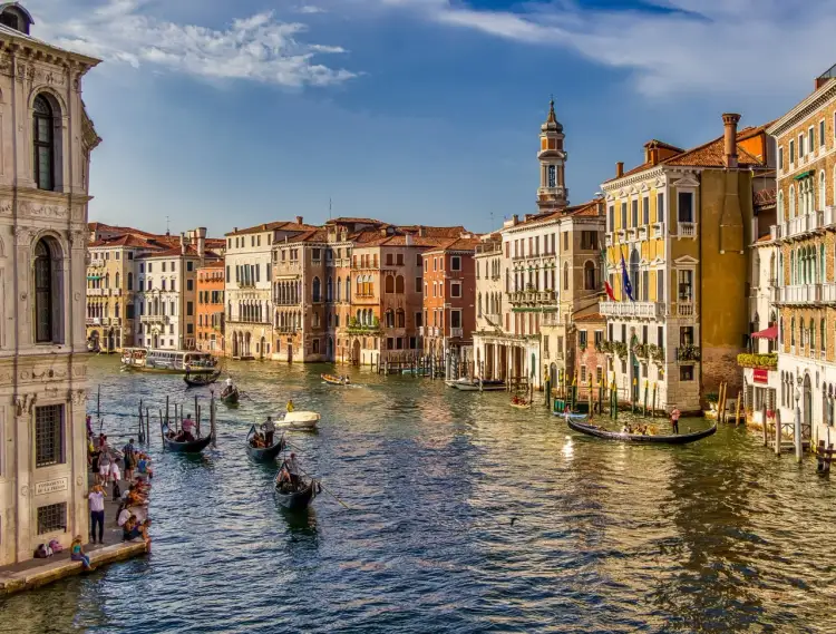 Wenecja co zobaczyć: malowniczy widok na Kanał Grande z gondolami i zabytkowymi kamienicami.