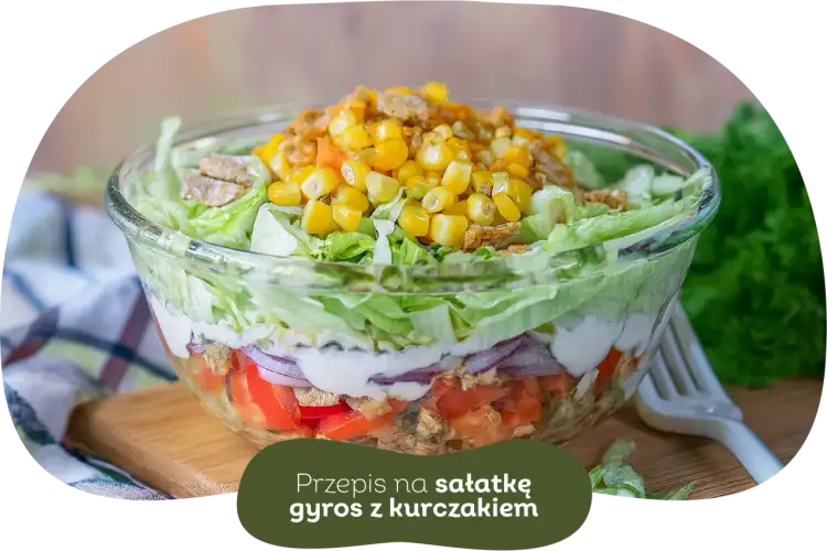 Warstwowa sałatka gyros z kurczakiem, pomidorami, cebulą i kukurydzą. Czy sałatkę gyros można przygotować dzień wcześniej? Tak, jest idealna na wynos!