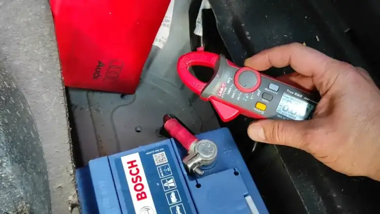 Audi A6 C6: Gdzie podłączyć prostownik, aby uniknąć problemów z akumulatorem