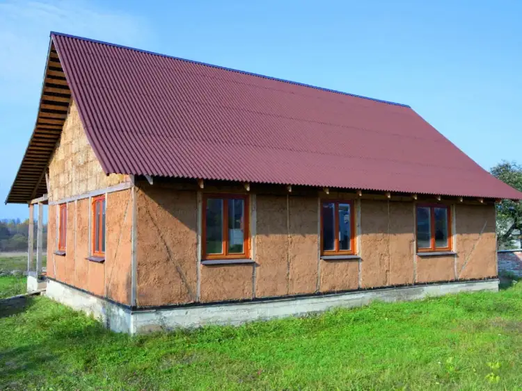 Firmy budujące domy z gliny i słomy: ekologiczne budownictwo