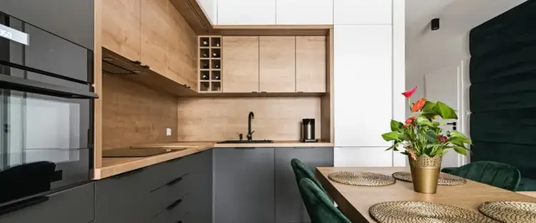 Jak zaaranżować ścianę w kuchni, aby uniknąć nudnych wnętrz?