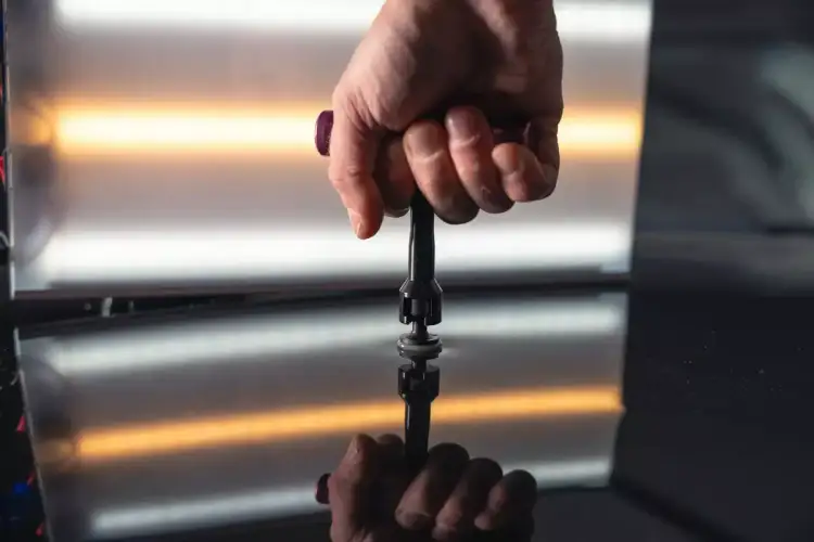 Jak usunąć wgniecenia w panelach - skuteczne metody na naprawę