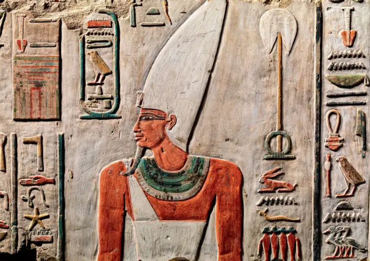 Relief z faraonem w koronie, hieroglify i symbole władzy. Opowieść o tytułach władców Egiptu.