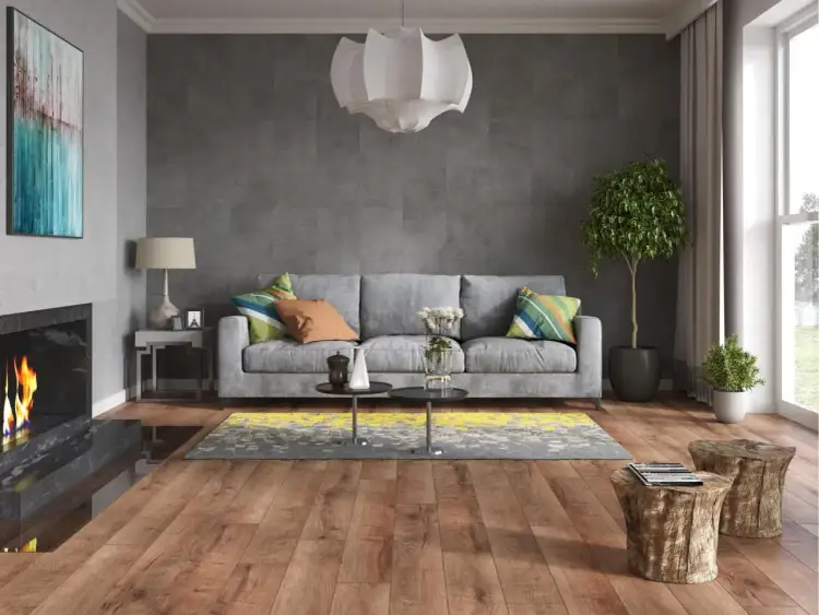 Nowoczesny salon z szarymi płytami ściennymi dekoracyjnymi, kominkiem, sofą i drewnianą podłogą.