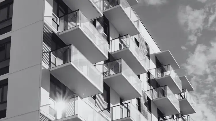 Nowoczesny blok z balkonami. Dowiedz się, jak zostać członkiem spółdzielni mieszkaniowej i zamieszkać w takim miejscu.